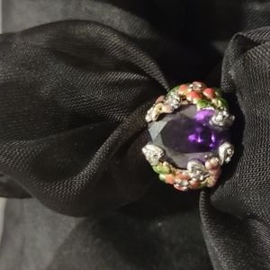 AMETHYST AND ENAMELED FLOWERS IN 18K OVER SILVER RING. STUNNING